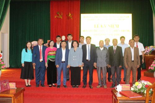 Các đồng chí lãnh đạo huyện, nguyên lãnh đạo xã chụp ảnh lưu niệm cùng các đồng chí lãnh đạo xã.JPG