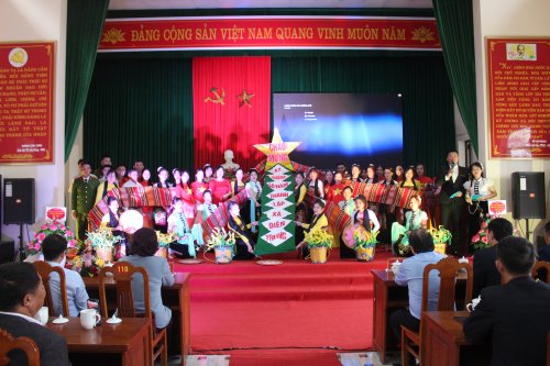 Đội văn nghệ chào mừng Lễ kỷ niệm.JPG